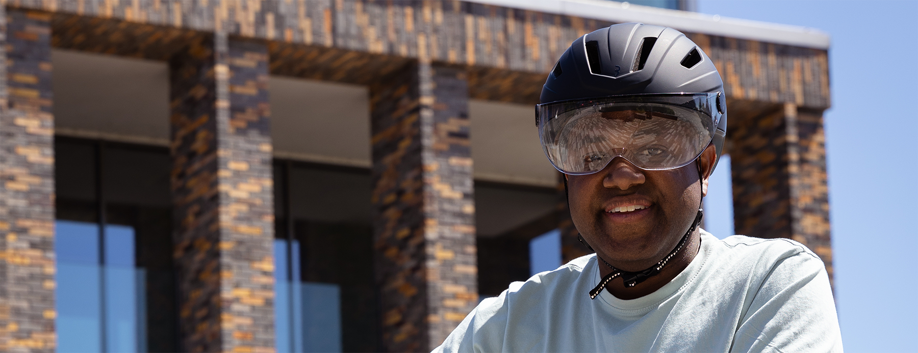 Een lachende man met een highspeed e-bike helm