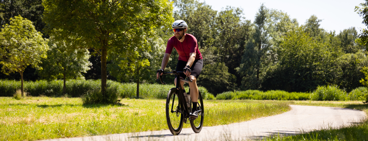 Wielrenner fietst door een park