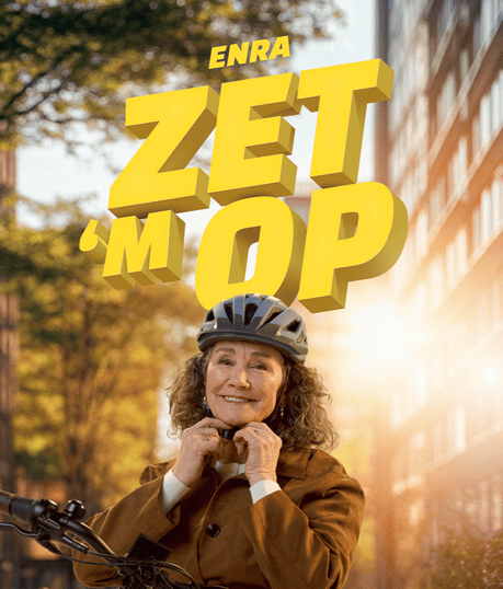 campagnebeeld van een vrouw met een fietshelm