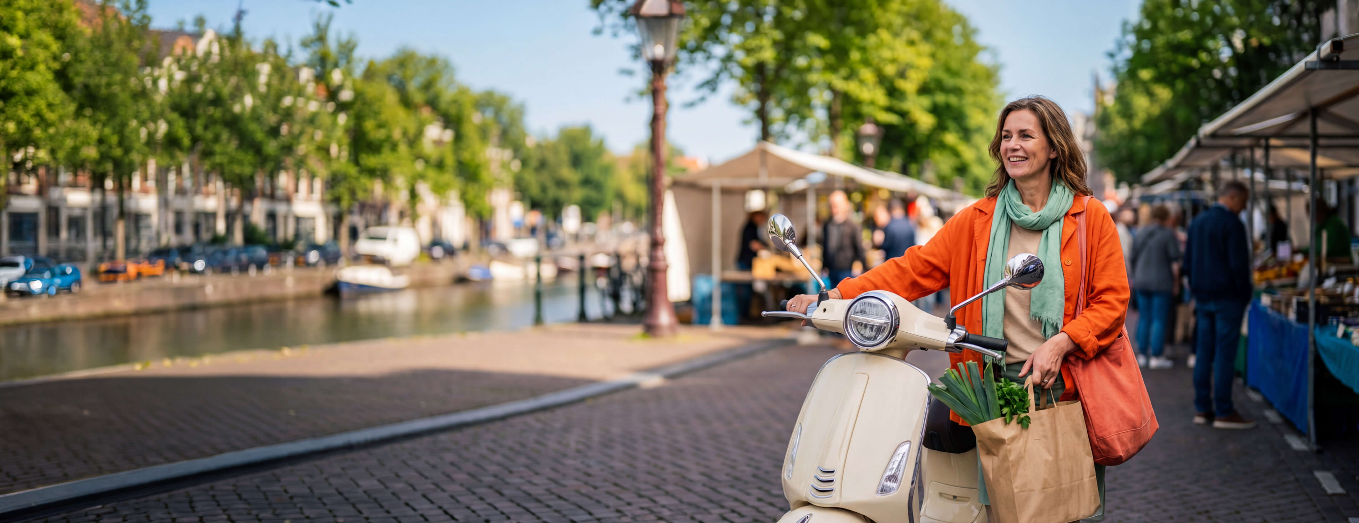 Vrouw loopt weg bij de markt met haar scooter en haar boodschappen.