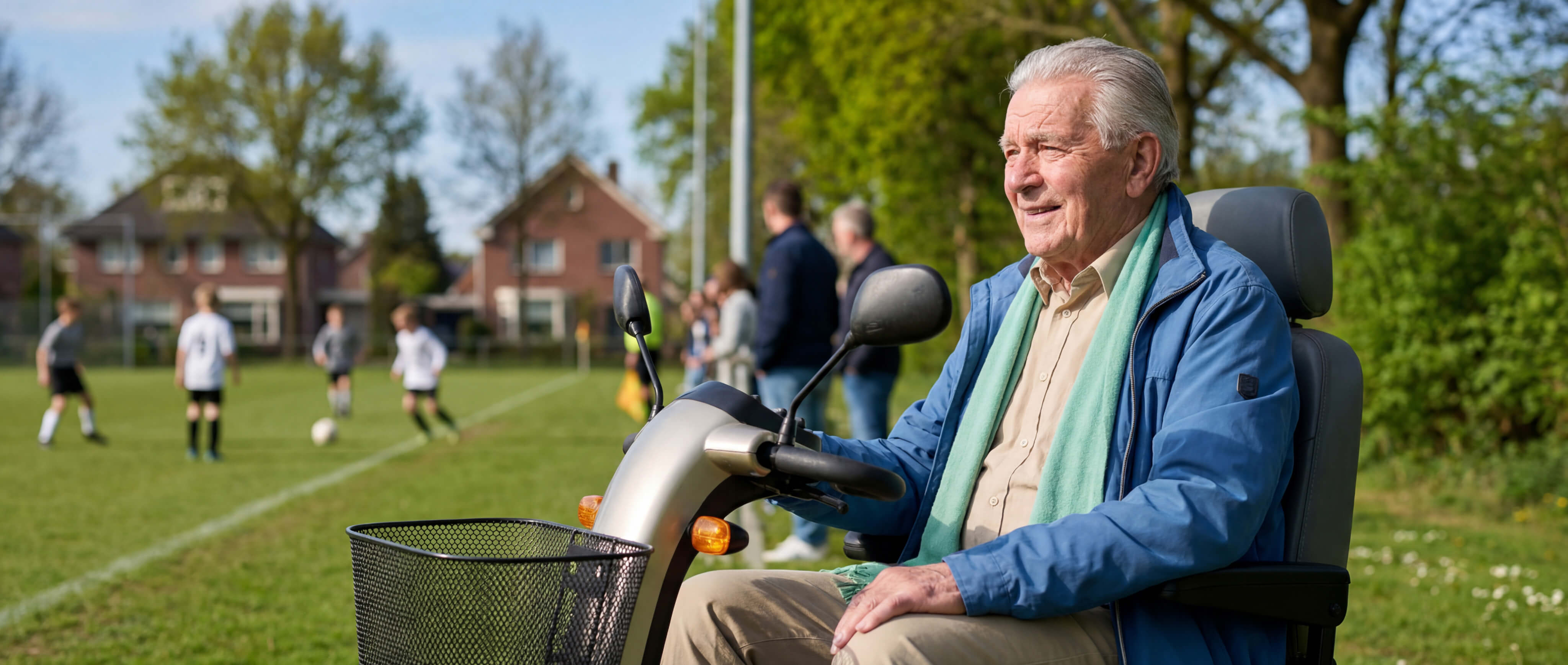 Een meneer zit in zijn scootmobiel voetbal te kijken bij een kleinkind.