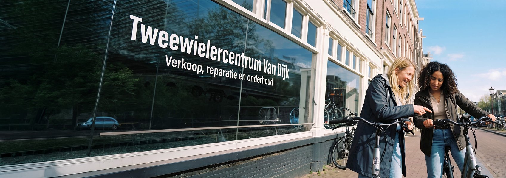 Twee vrouwen met elektrische fietsen. Een blonde vrouw laat iets zien aan de andere vrouw op haar telefoon.