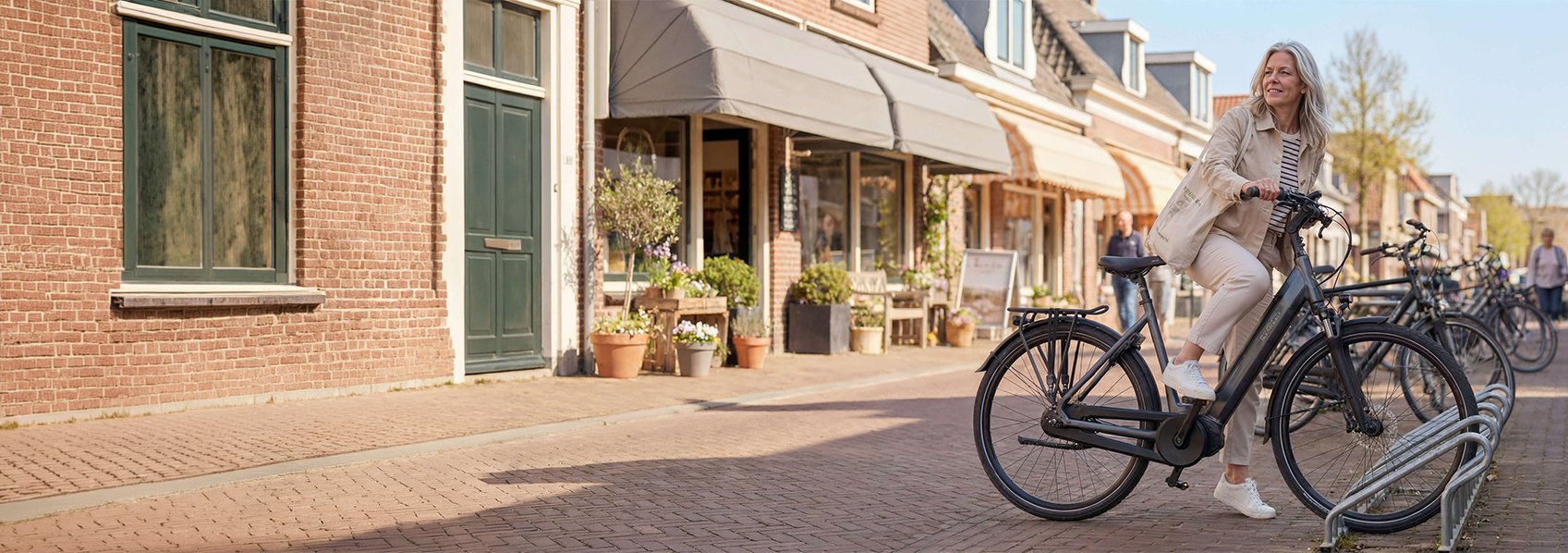 Mevrouw stapt in fiets centrum van haar fiets.
