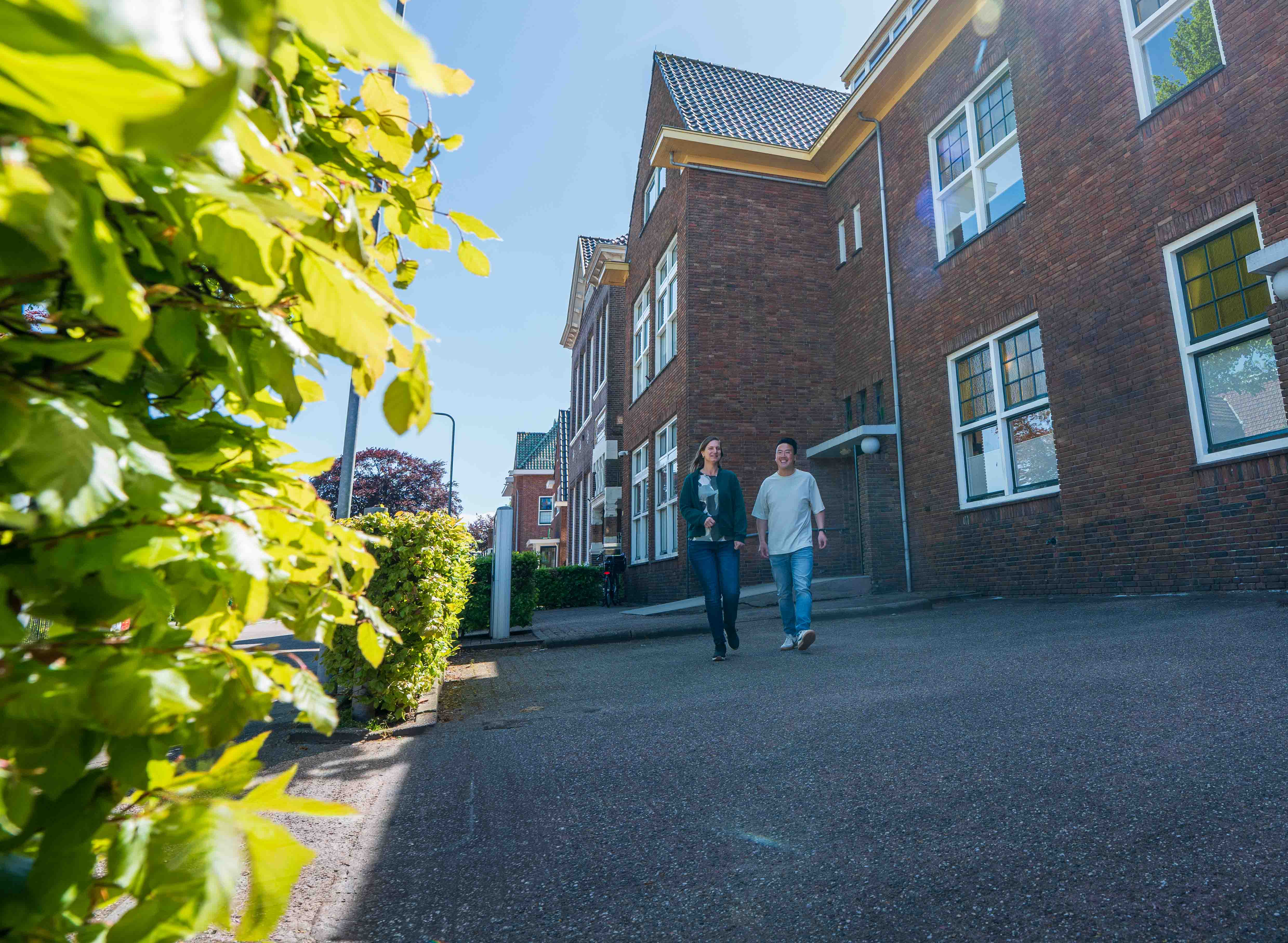 Twee collega's van ENRA op het pleintje voor het ENRA pand.